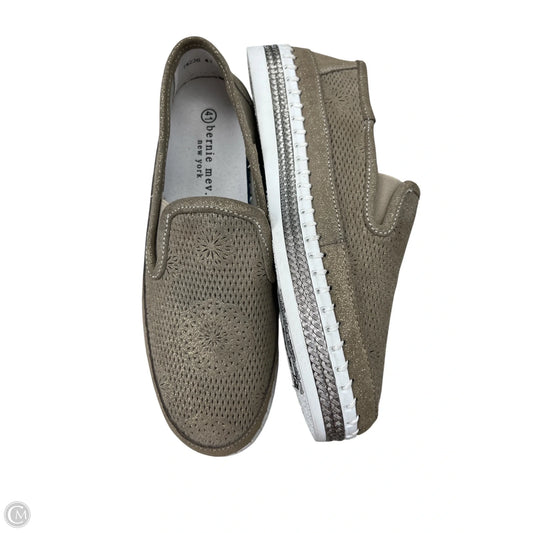 Shoes Flats By Bernie Mev In Tan, Size: 11