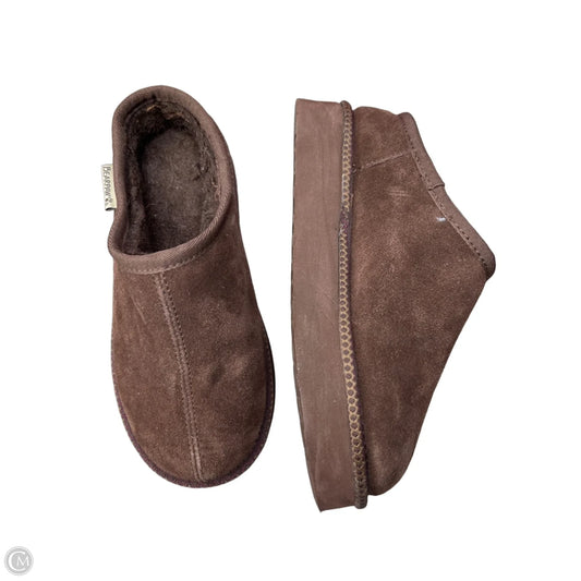 Shoes Flats By Bearpaw In Brown, Size: 7