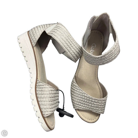 Sandals Flats By Clothes Mentor In Grey, Size: 5.5