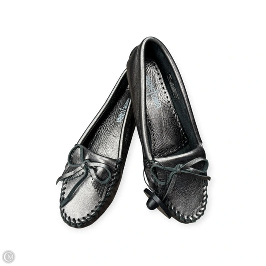 Shoes Flats By Minnetonka In Silver, Size: 9